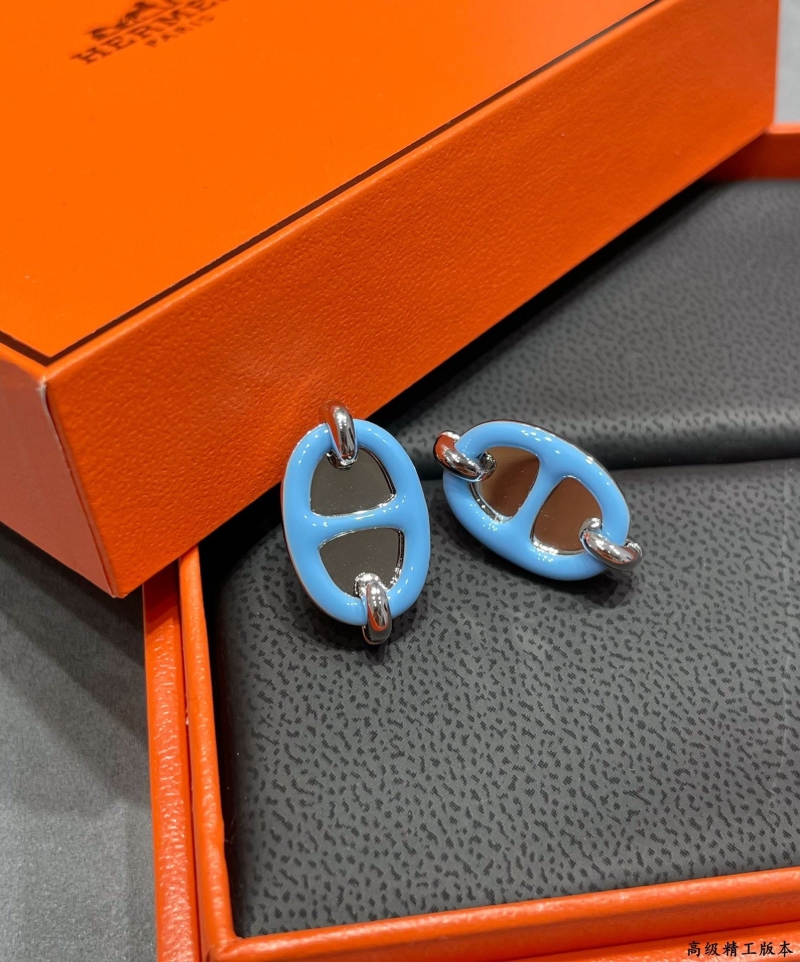 H**me5 earrings